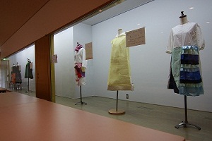 2016.05.24_被服造形部地下ラウンジ展示2.jpg