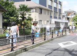 長瀬川の水打ち大作戦2014の様子