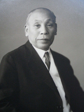 初代校長伊賀駒吉郎　写真