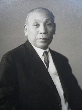 初代校長伊賀駒吉郎 写真