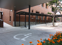 図書館隣接身障者用駐車場とスロープ