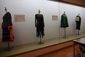 2016.05.24_被服造形部地下ラウンジ展示3.jpg