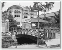 記念館と橘橋 写真