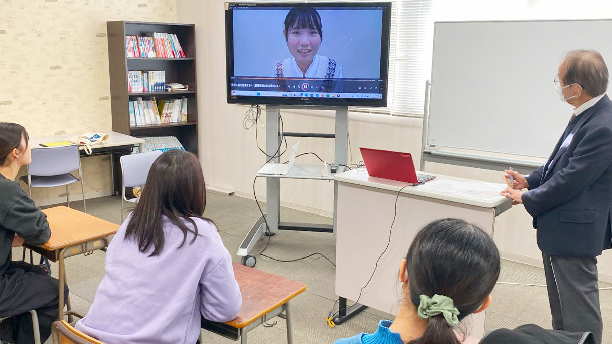 『教職サロン』（写真）